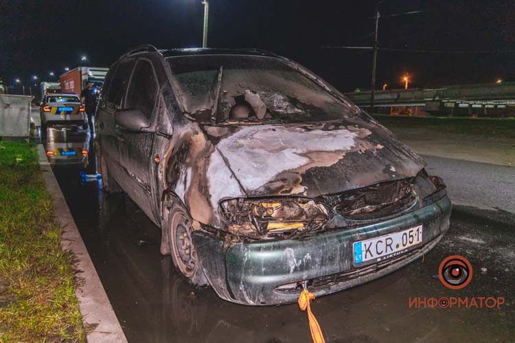 В Днепре загорелся автомобиль: водитель и пассажир сбежали с места аварии (ФОТО)