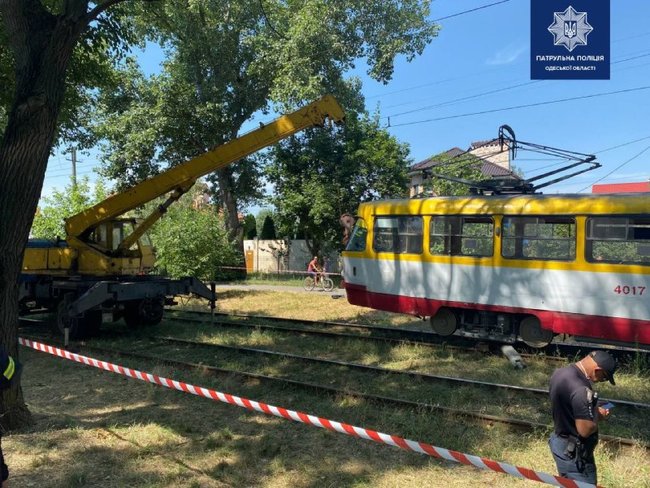 Косил траву: В Одессе под трамвай попал коммунальщик (ФОТО)