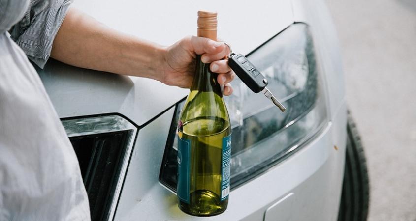 В Днепре водитель ВАЗ пил за рулем вино (ФОТО)