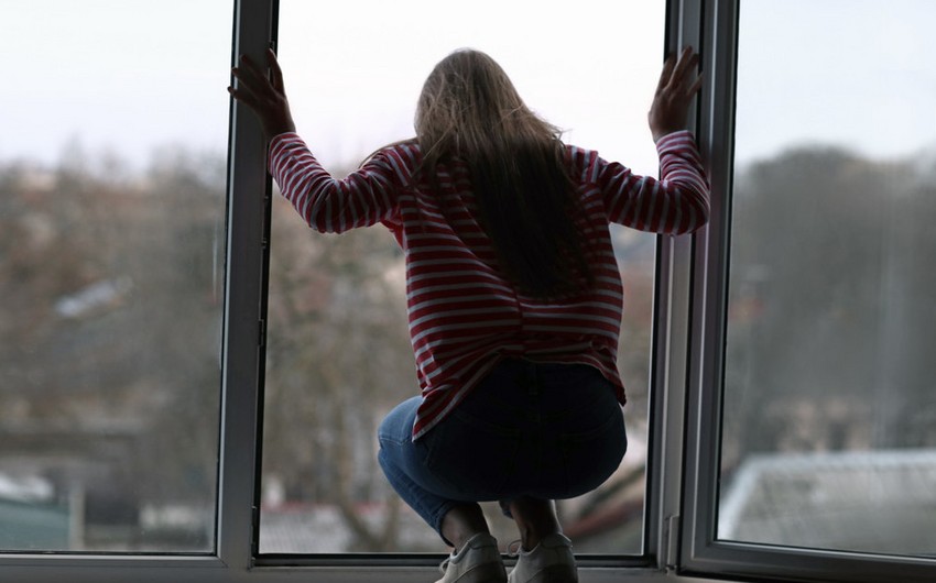 На Николаевщине девочка пыталась выброситься из окна после ссоры с парнем