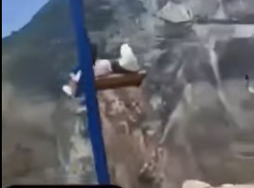 Жительницы Дагестана упали в каньон, катаясь на качелях (ФОТО, ВИДЕО)