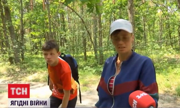 Война за чернику: жители Житомирщины перекрыли дорогу к лесу (ВИДЕО)