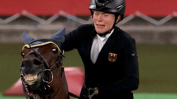 Скандал в последний день Олимпиады: Немецкая спортсменка расплакалась на ржущем коне (ВИДЕО)