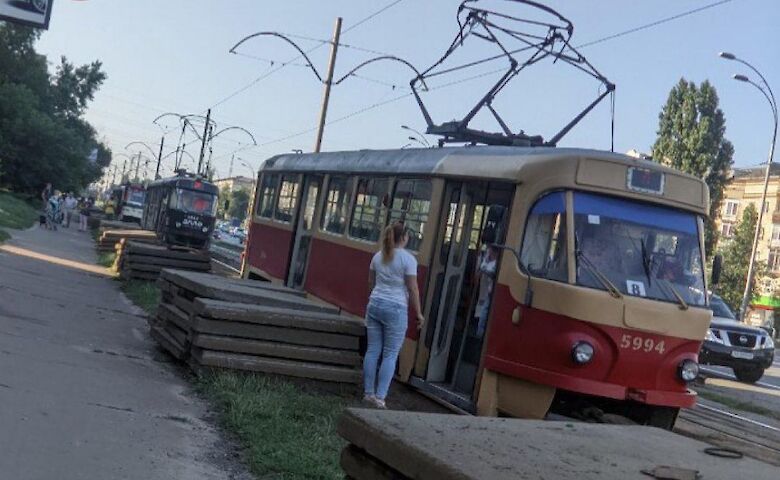 В Киеве утром с рельсов сошел трамвай (ФОТО)