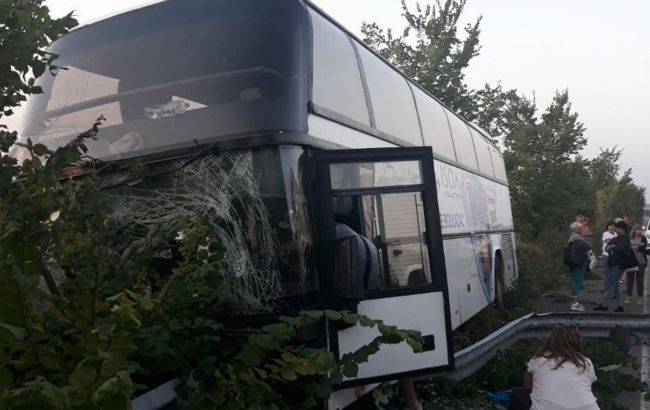 Под Харьковом пассажирский автобус врезался в отбойник (ФОТО)