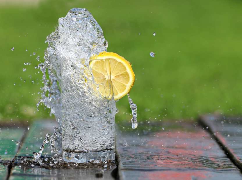 Эксперты рассказали о пользе и вреде воды во время приема пищи