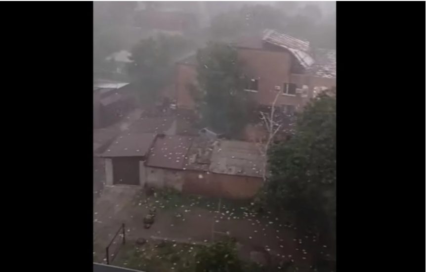 В Николаевской области ураган снес крышу суда: документы разлетелись по городу (ФОТО, ВИДЕО)