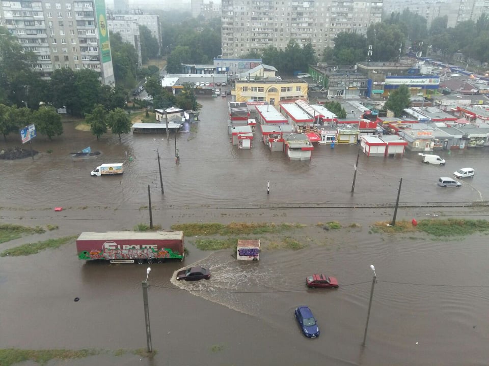 В Харькове потоп из-за дождя: бьют фонтаны и застревают авто (ВИДЕО)