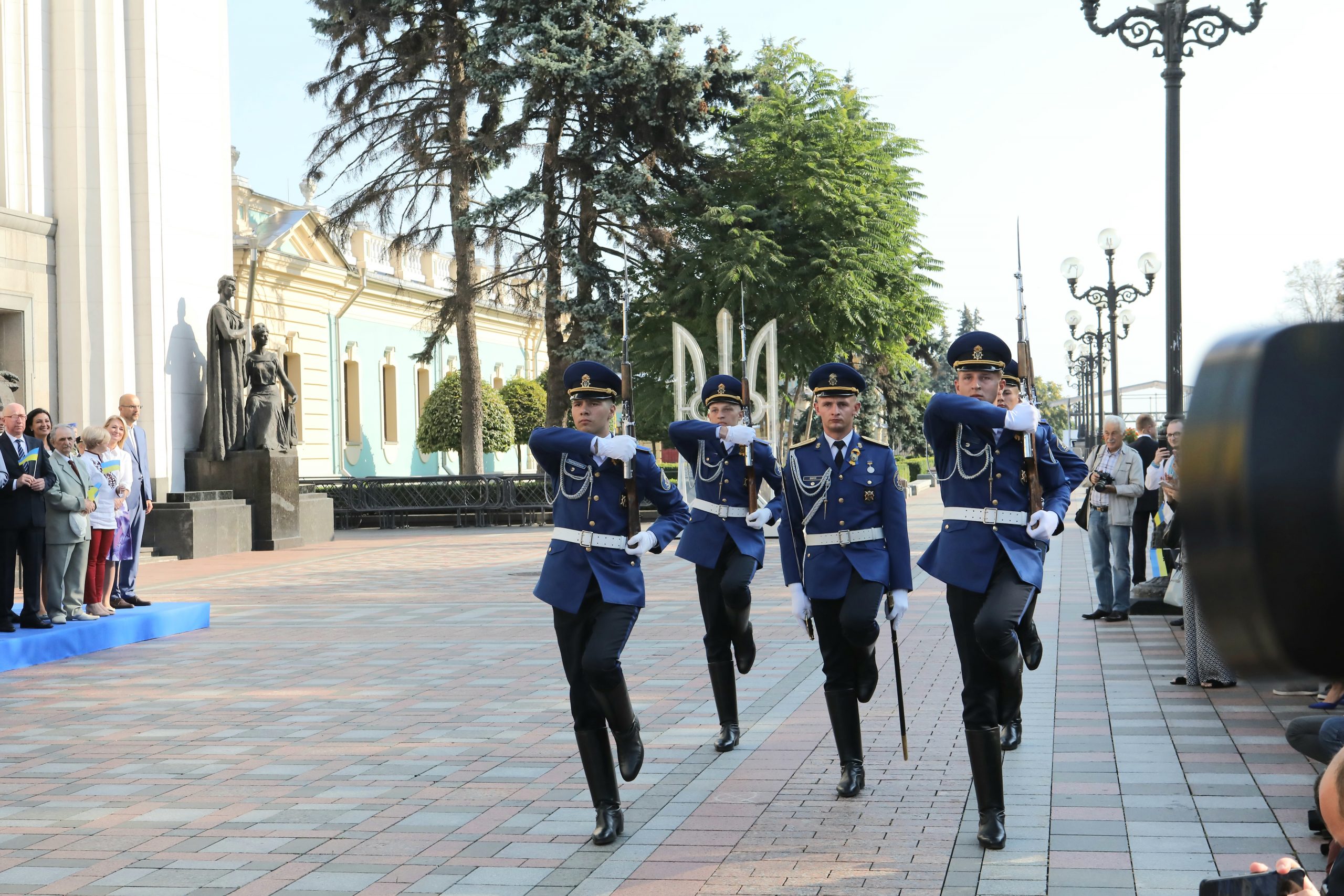 День государственного флага: депутаты собрались на площади Конституции