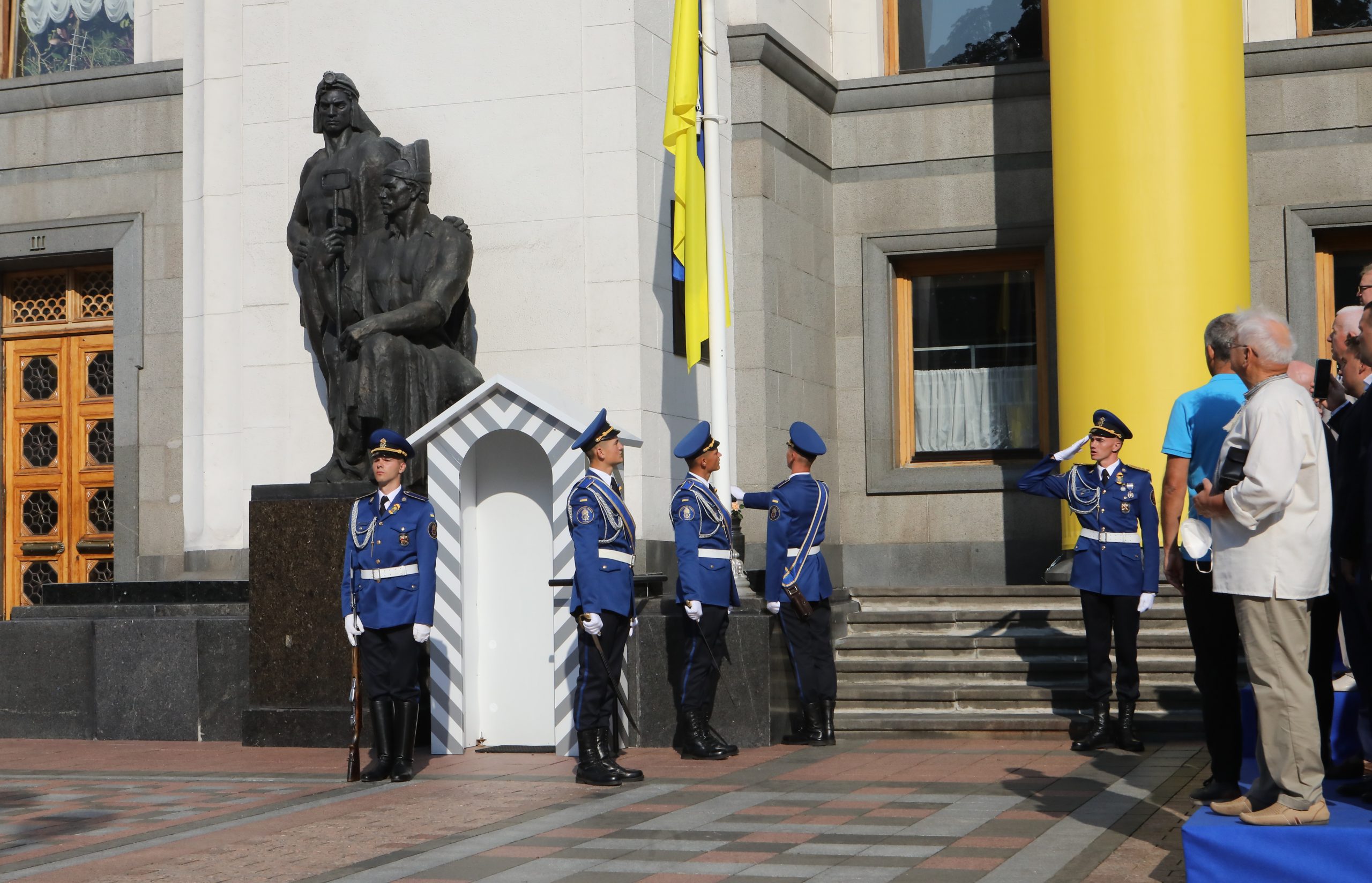 День государственного флага: депутаты собрались на площади Конституции