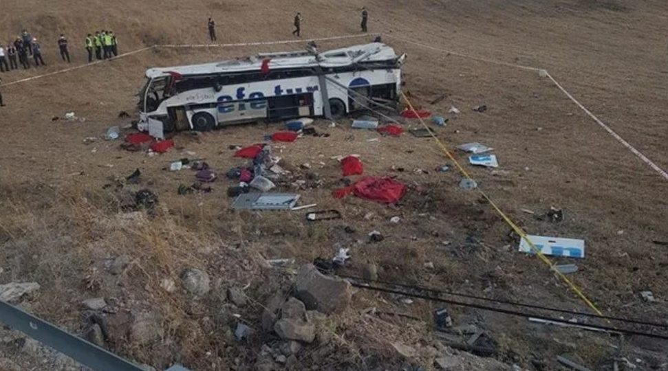 В Турции в страшную аварию попал автобус с пассажирами: есть жертвы (ВИДЕО)