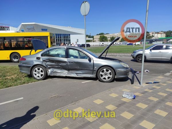 На Берковце в Киеве дорогу не поделили Peugeot и Volkswagen (ФОТО)