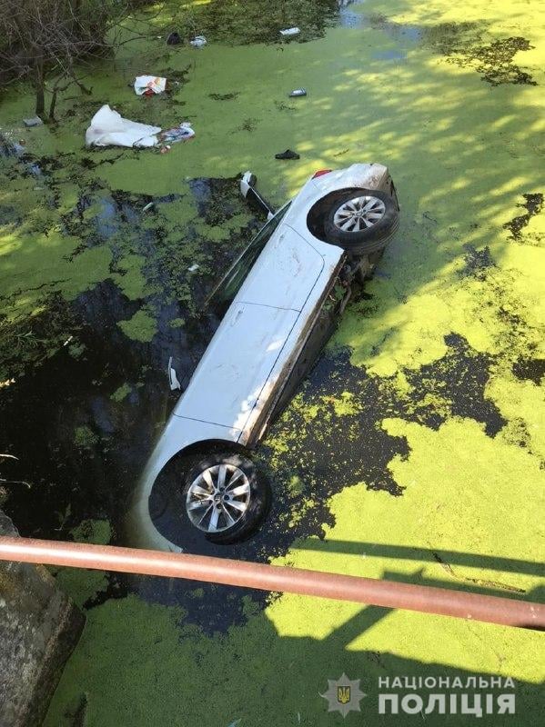 На Черкасчине автомобиль упал с дамбы в воду, есть погибшие (ФОТО)