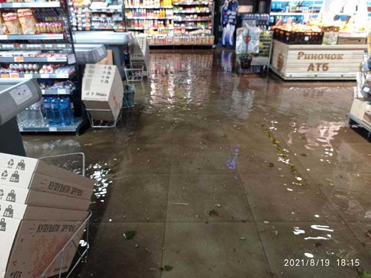 Воды по щиколотку: в Днепре из-за ливня затопило супермаркет (ФОТО, ВИДЕО)