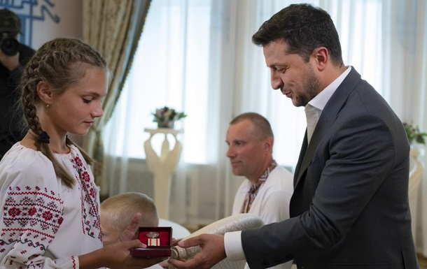 Зеленский наградил медалью храбрую школьницу с Закарпатья