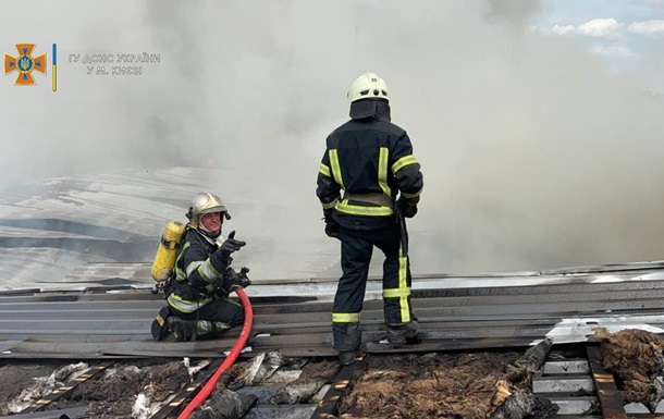 На столичной Оболони ликвидировали крупный пожар на складе