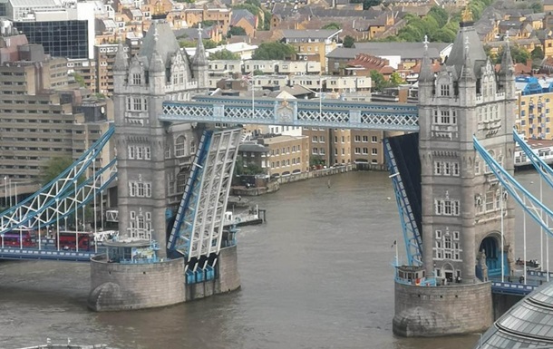 В Лондоне ограничили движение по Тауэрскому мосту (ФОТО, ВИДЕО)