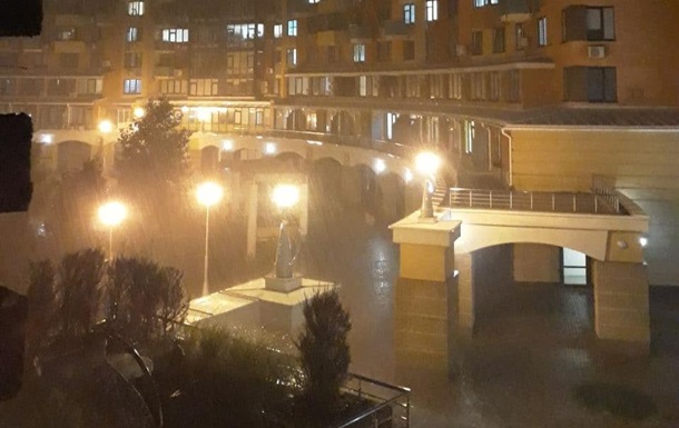 Ливень в Киеве: непогода создала проблемы на дорогах (ВИДЕО)