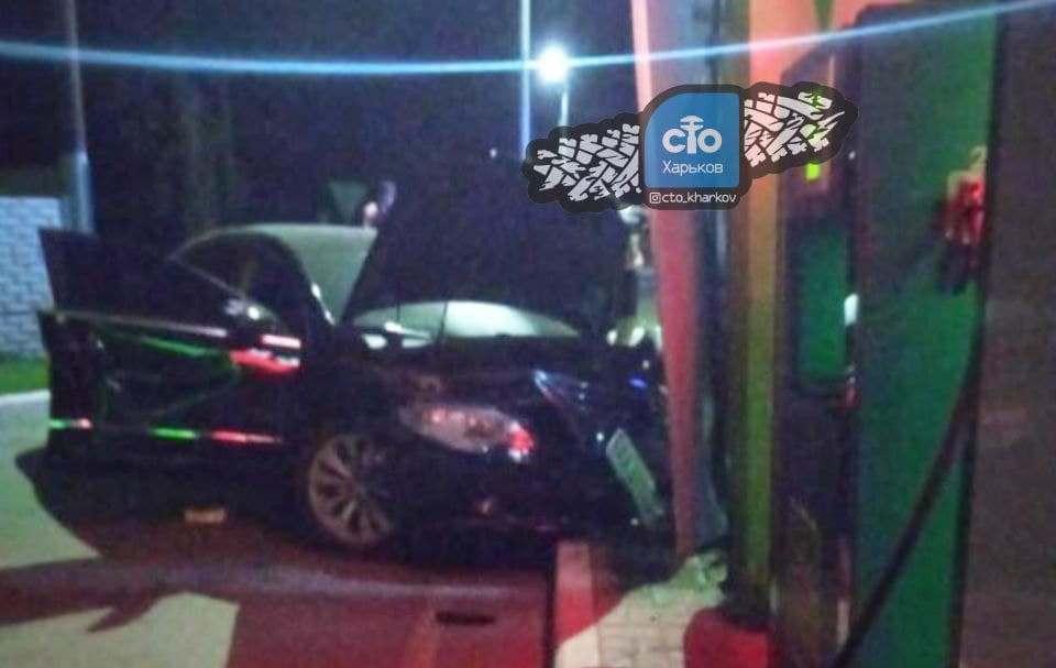 В Харьковской области Volkswagen влетел в газовую заправку: пострадал пассажир (ФОТО)