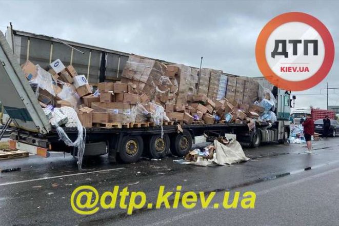 Под Киевом произошло ДТП с участием двух грузовиков: пострадал водитель (ФОТО)
