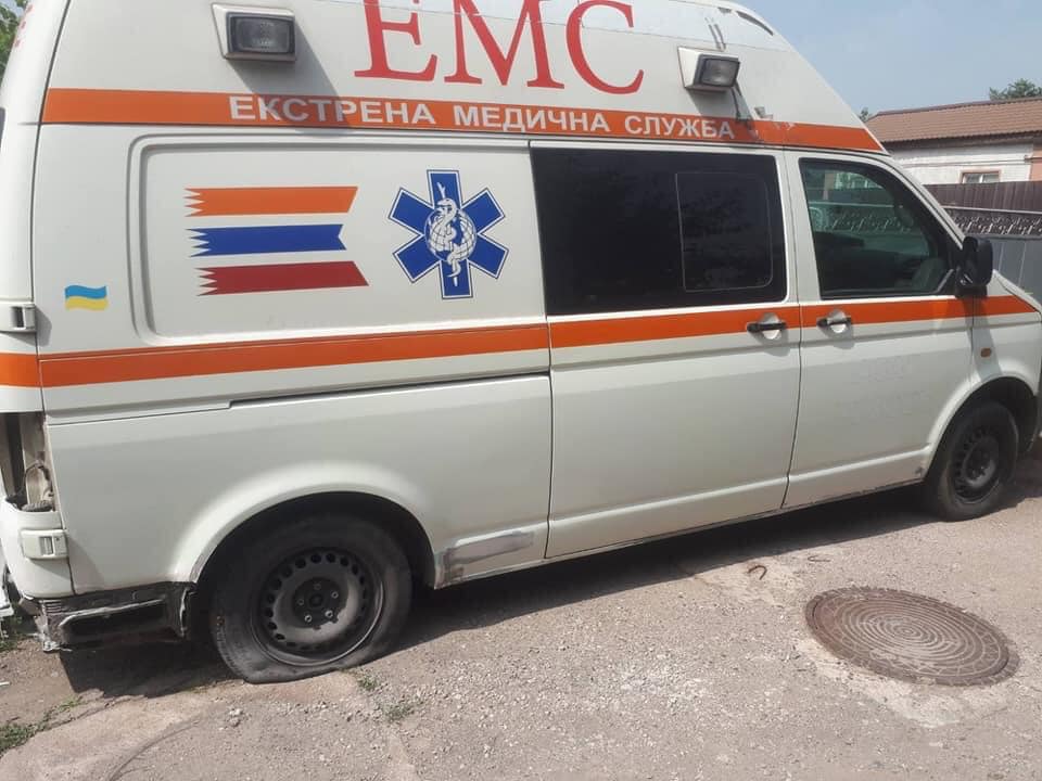 В Мариуполе военным медикам порезали колеса на авто (ФОТО)