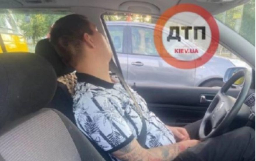 В Киеве посреди дороги «припарковался» мертвецки пьяный водитель (ВИДЕО)