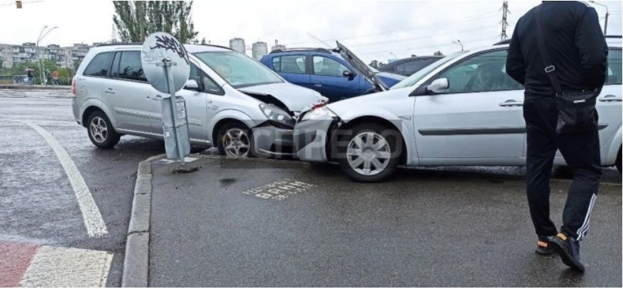 В Киеве водитель умер за рулем: авто спровоцировало ДТП (ФОТО)