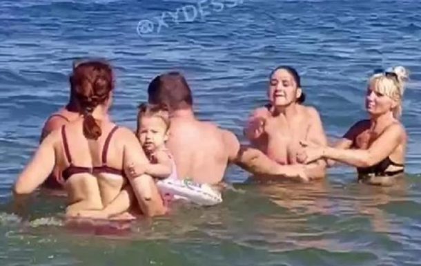 «Атеисты устроили морской бой с верующими»: на одесском пляже подрались женщины (ФОТО, ВИДЕО)