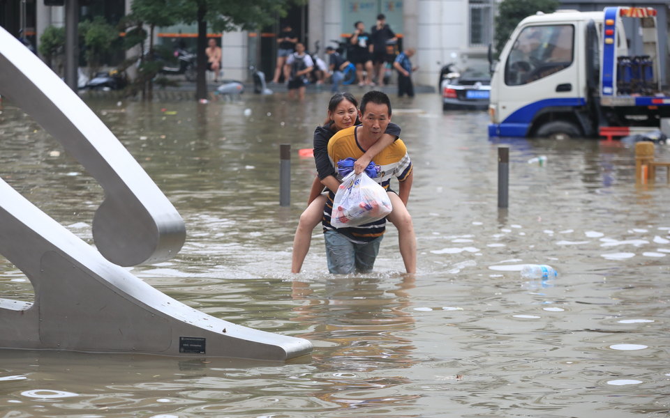 В Китае из-за наводнения эвакуировали тысячи людей (ВИДЕО)