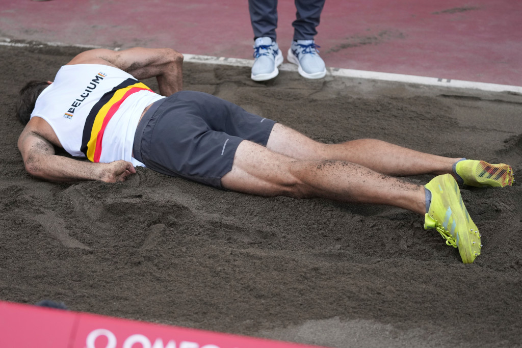 Лицом в песок: в Токио спортсмен получил жуткую травму (ФОТО)