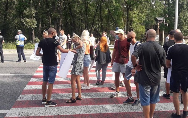 Активисты перекрыли трассу под Полтавой (ФОТО)