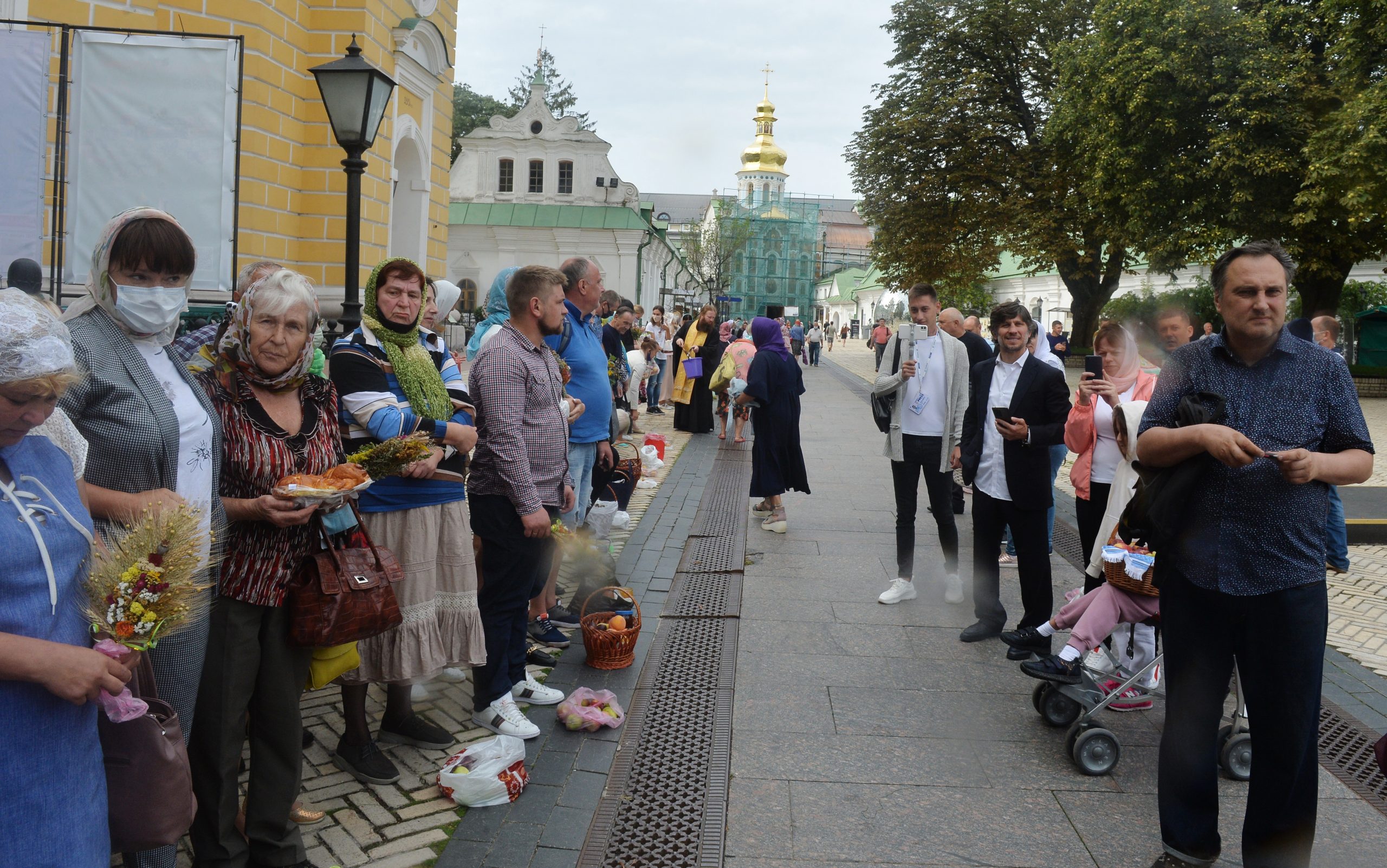 Украинцы празднуют Яблочный Спас