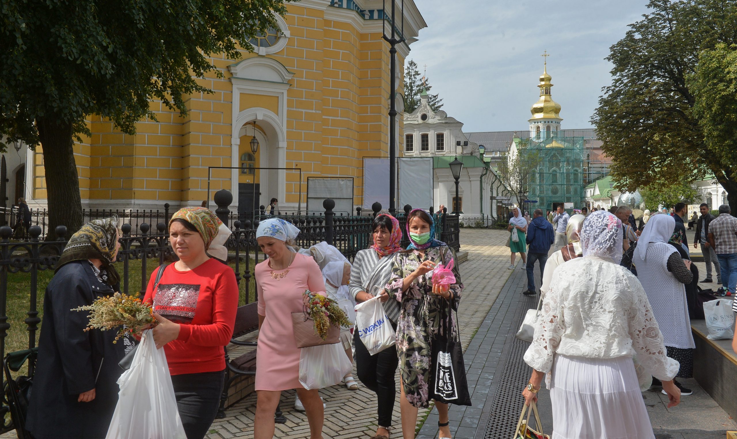 Украинцы празднуют Яблочный Спас