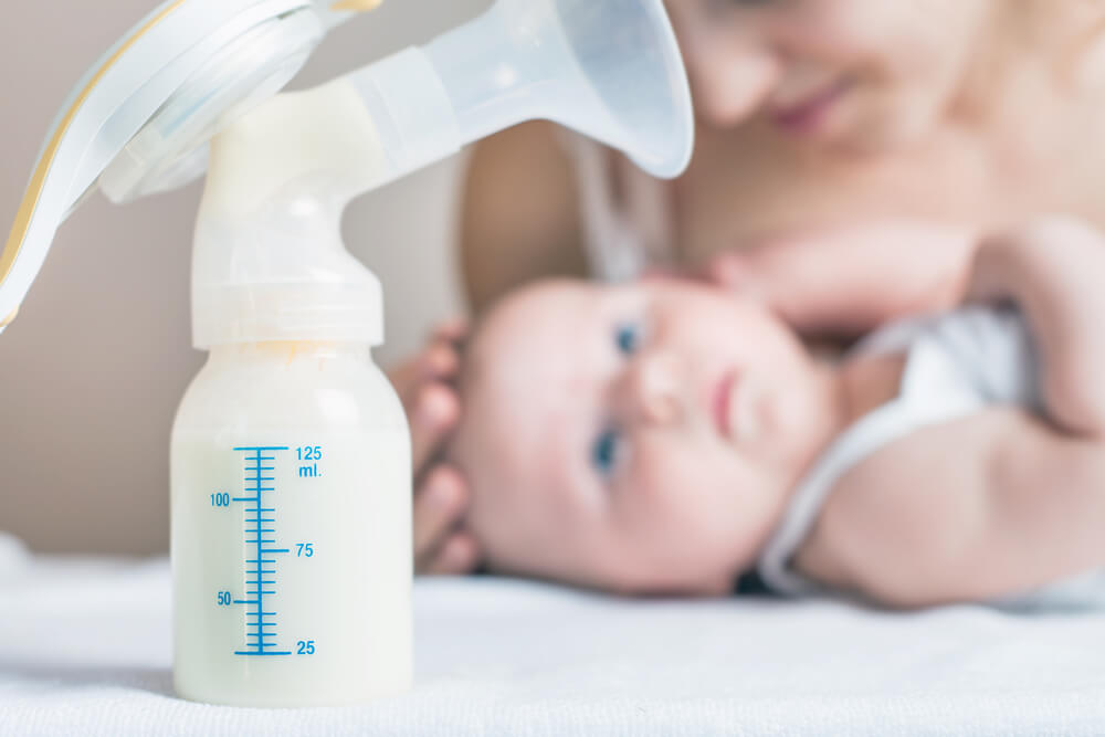 Ученые рассказали о пользе грудного молока для недоношенных детей