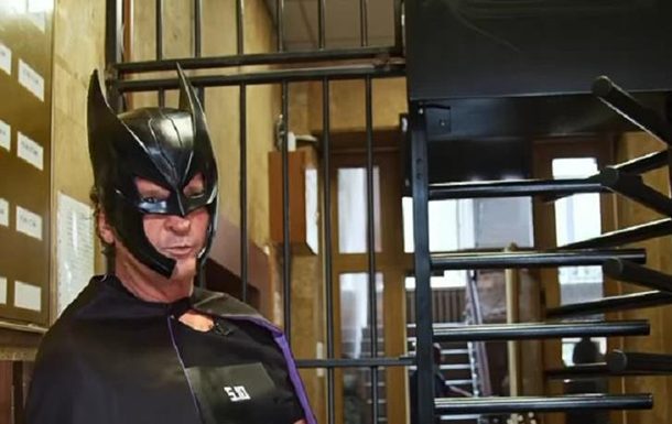 Экс-депутат пришел на допрос в костюме Бэтмена (ФОТО, ВИДЕО)
