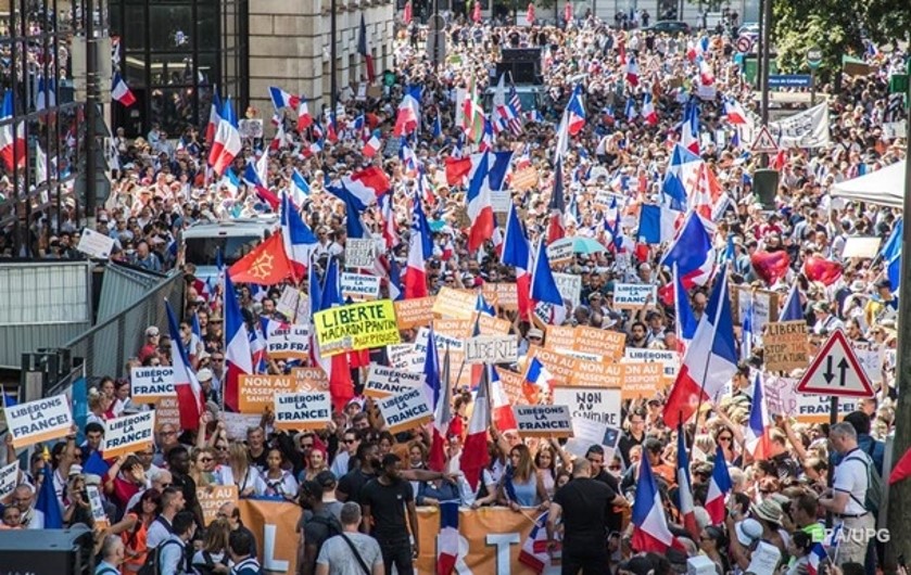 Сотни тысяч французов протестовали из-за паспортов здоровья (ФОТО)
