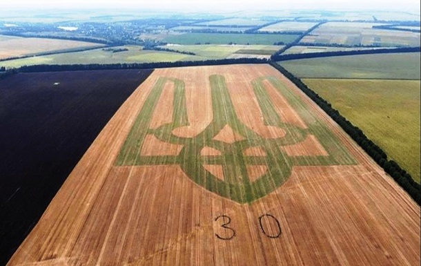 Фермеры Винничины создали на поле огромный герб (ВИДЕО)