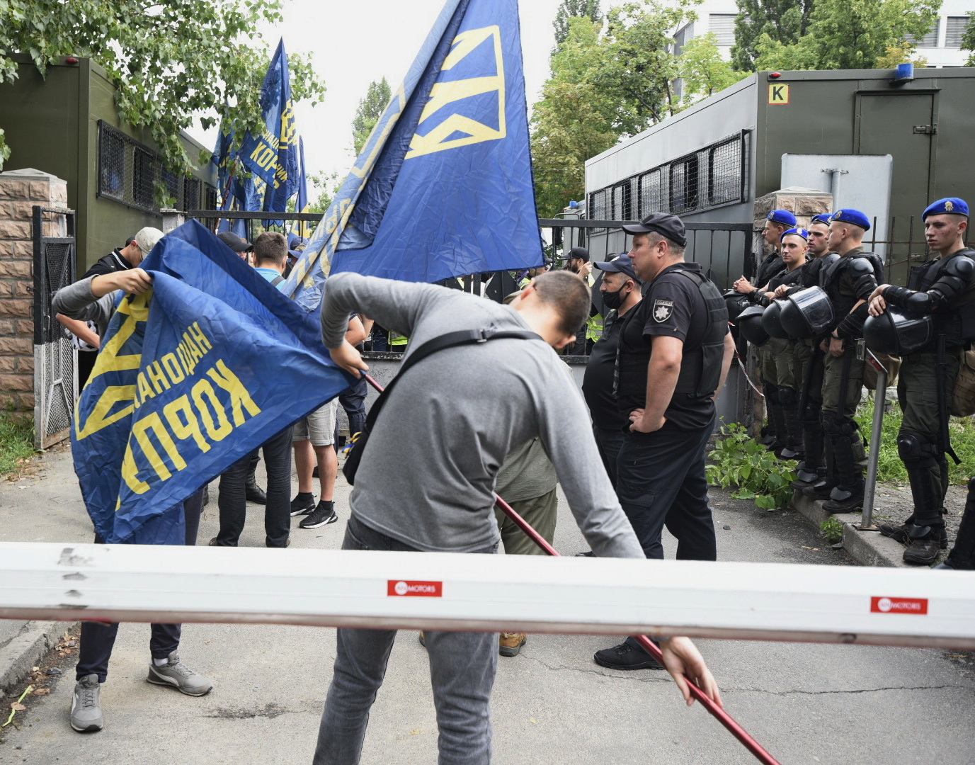 Дело Нацкорпуса: Суд избирает меру пресечения, под зданием &#8212; Нацгвардия и протестующие