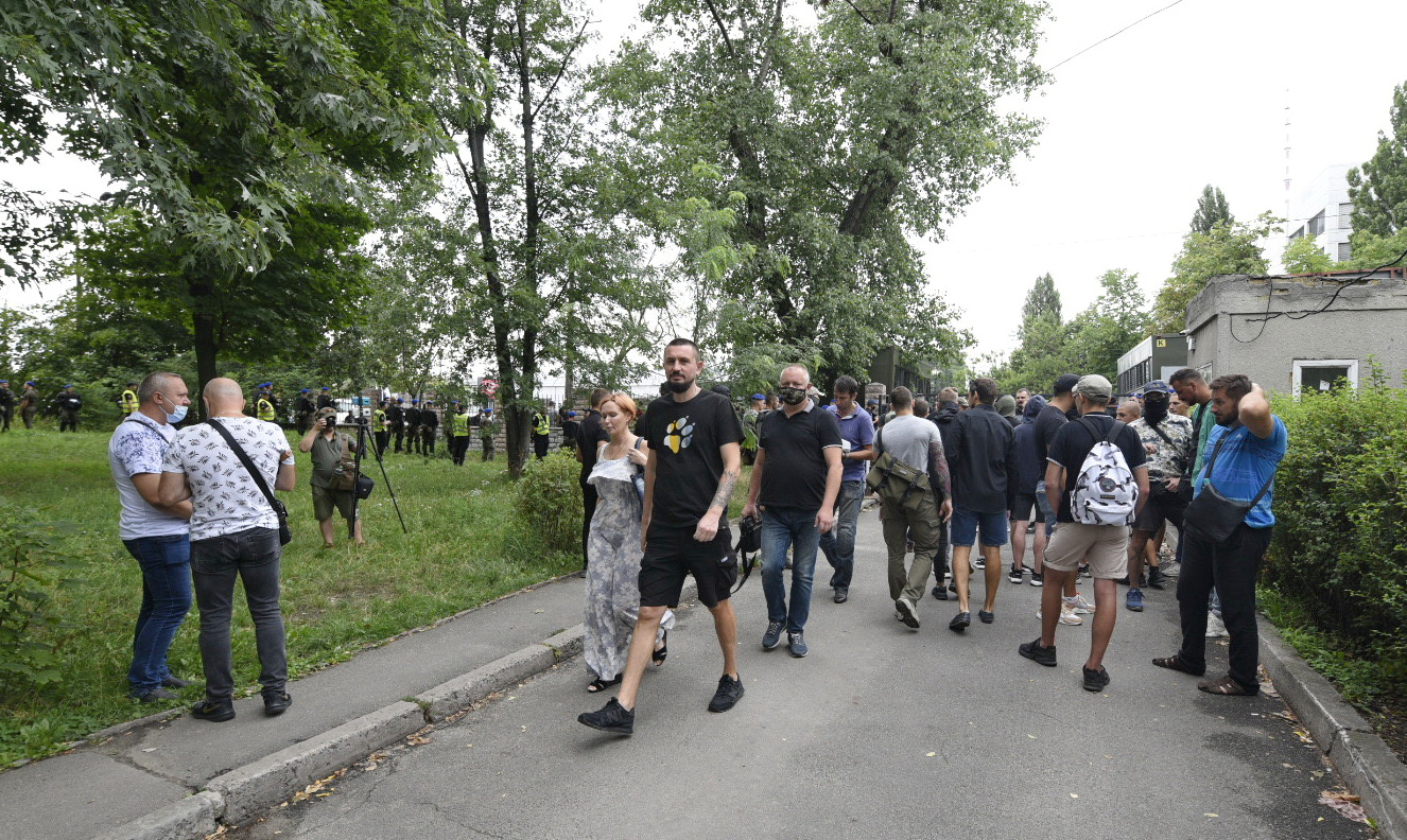 Дело Нацкорпуса: Суд избирает меру пресечения, под зданием &#8212; Нацгвардия и протестующие