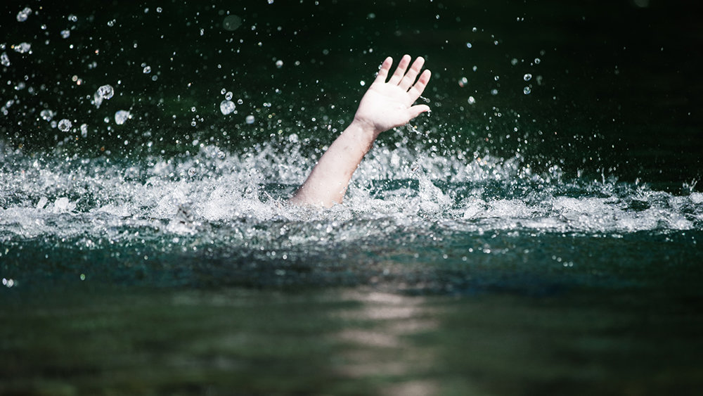 В Бердянске за сутки из воды спасли двух мужчин: один в реанимации