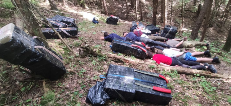 На Буковине пограничники со стрельбой остановили караван с контрабандой (ФОТО)