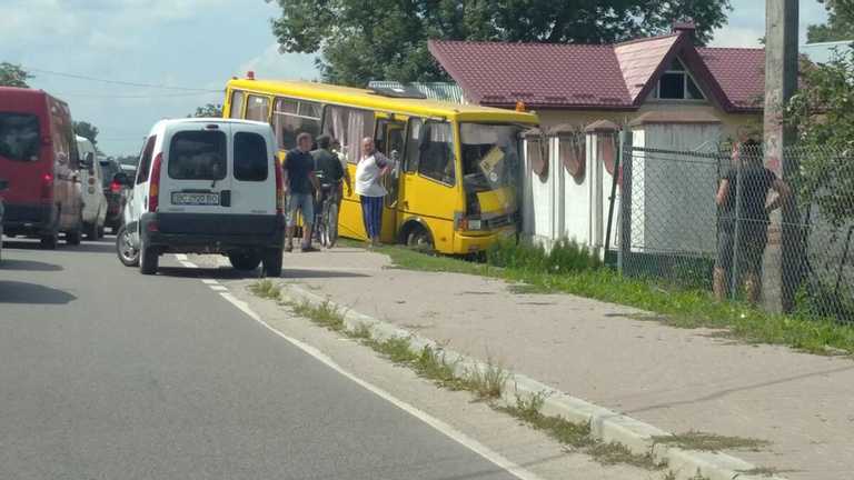 На Львовщине школьный автобус попал в ДТП (ФОТО)