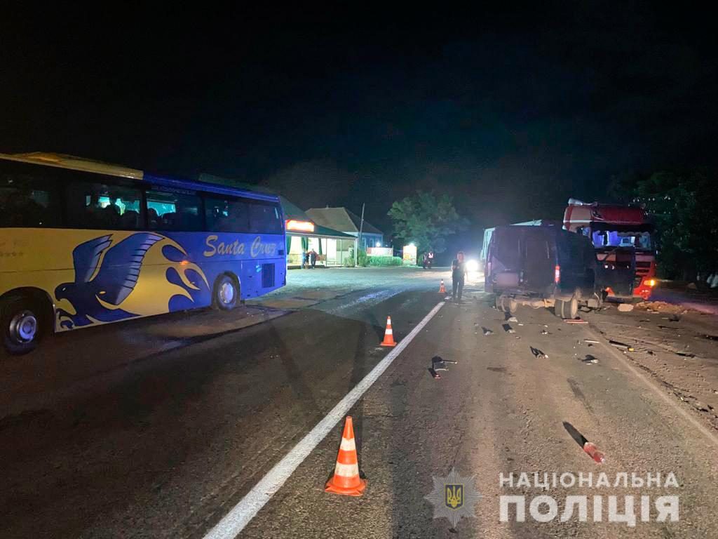 На Николаевщине водитель маршрутки выжил после ДТП, но погиб под колесами автобуса (ФОТО)