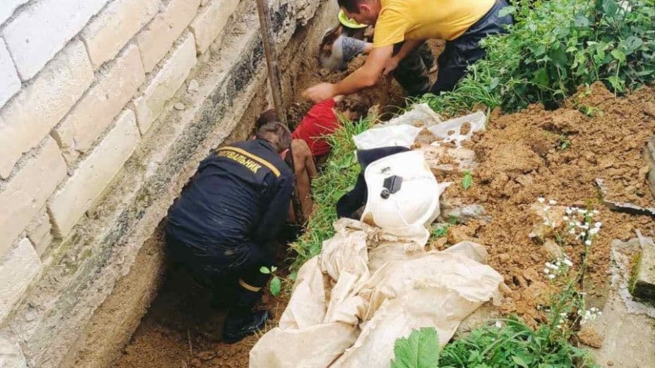 На Закарпатье троих человек засыпало землей: женщина погибла (ФОТО)