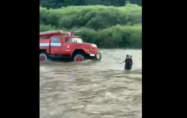 На Закарпатье из бурной реки вытащили трех мальчиков (ФОТО)