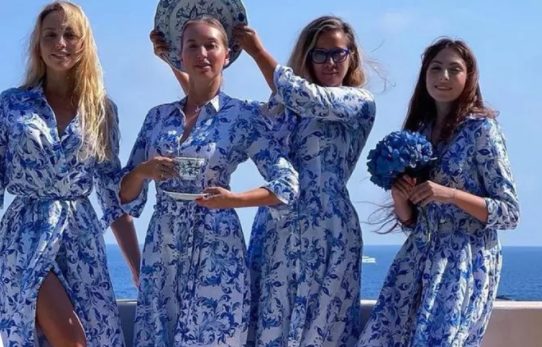 Оля Полякова с подружками и дочкой позировали в одинаковых платьях (ФОТО, ВИДЕО)