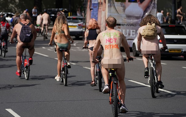 На улицах Лондона увидели сотни голых велосипедистов (ФОТО)