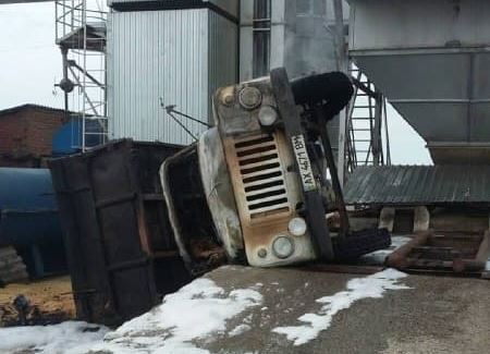 Под Харьковом перевернулся грузовик, водитель погиб (ФОТО)