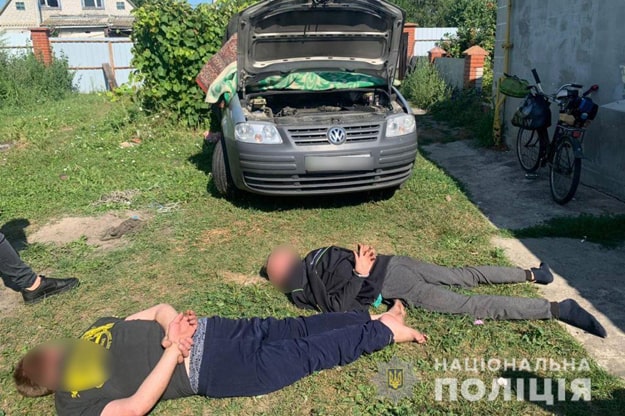 Под Киевом грабители с ножами напали на пасечника (ФОТО, ВИДЕО)