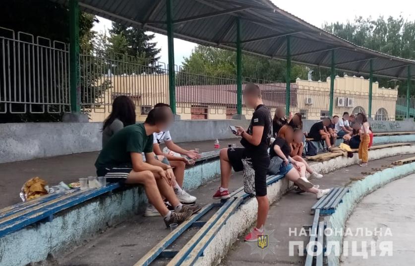 Под Киевом подростки задули слезоточивым газом патрульных (ФОТО)